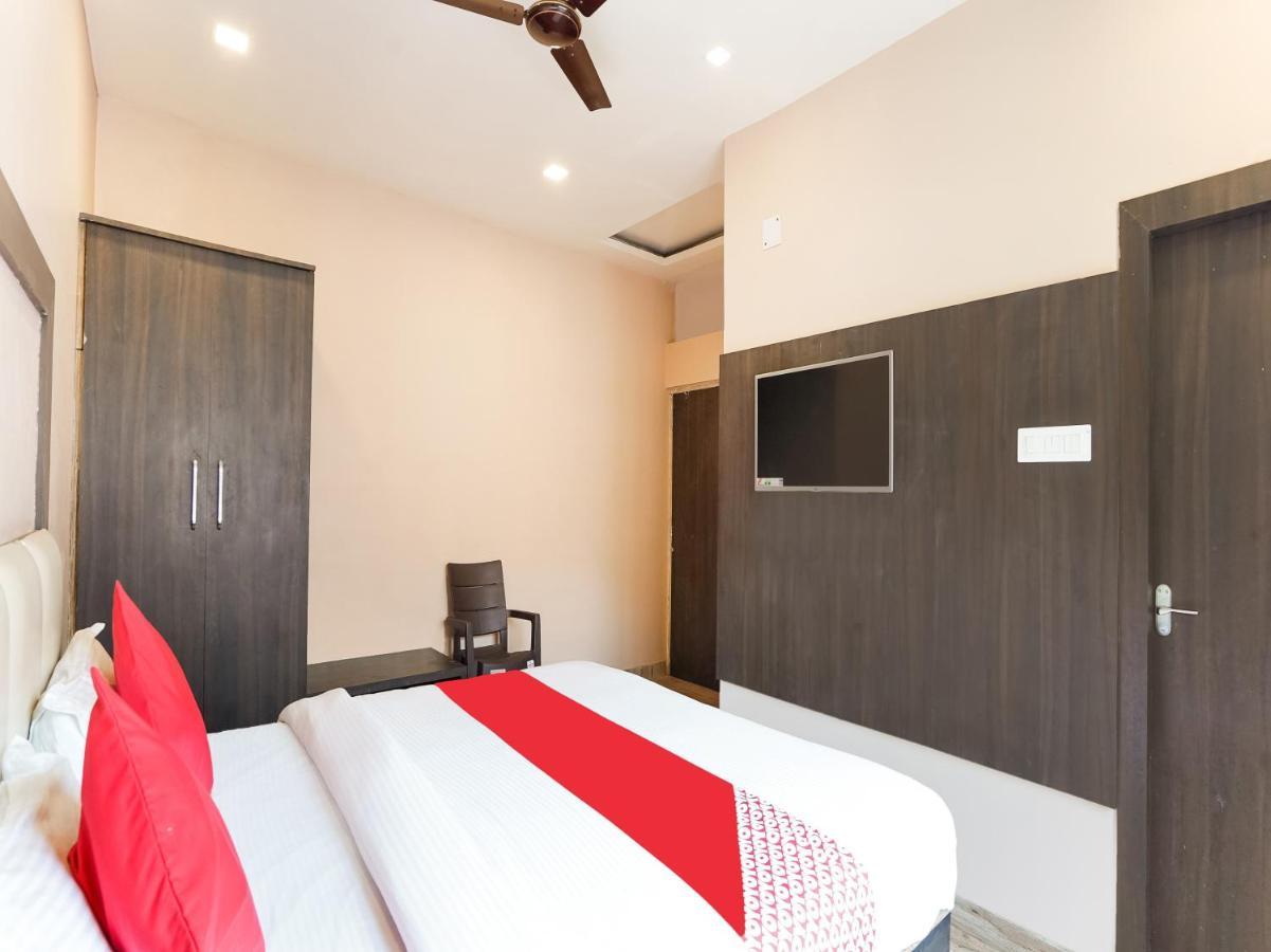 ורנאסי Vaccinated Staff - Oyo 74707 Balaji Inn מראה חיצוני תמונה